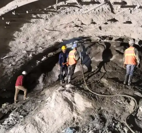 黎母山镇拱顶带模注浆料的施工流程及注意事项